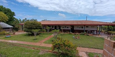 VENDEMOS FINCA, LOTE MESA DE LOS SANTOS SANTANDER 4 HECTARIAS A 3 KM DEL TELEFÉRICO.

En una ubicación con el mayor desarrollo urbanístico de la Mesa de Los Santos, ofrecemos este terreno de gran proyección de desarrollo económico, bien sea para la explotación de actividades turísticas o para un futura urbanización por su topografía semiplana. 

En la actualidad se desarrolla la actividad de hospedaje familiar. Cuenta con la construcción de una casa y tres cabañas que pueden albergar hasta 22 personas. En su construcción también cuenta con un kiosco y BBQ. Para el almacenamiento de agua, cuenta con dos tanques que tienen una capacidad de 55.000 litros de agua.

Tiene cultivos de café y pomarrosos.