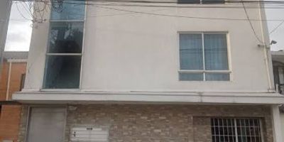 Excelente ubicación a metros de la Boyacá, un EDIFICIO de tres pisos, con nueve apartamentos en excelente estado, cuenta con 424m2, tiene tres AP con vista exterior de cincuenta y cinco metros cuadrados, dos alcobas, baño, living comedor, lavadero y cocina, tres APARTAESTUDIOS, de una alcoba, baño, living comedor y cocina y tres de cuarenta y cinco metros cuadrados de dos alcobas, baño, living comedor y cocina. Oportunidad imperdible para inversionistas, con un ingreso mensual de QUINCE MILLONES DE PESOS EN ARRIENDO.