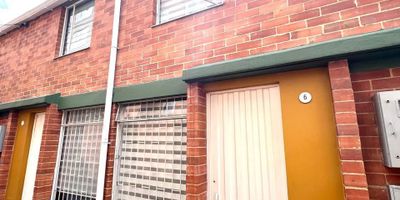 CASA REMODELADA HACE 2 AÑOS EXCELENTE UBICACION A UNA CUADRA DE LA AVDA BOYACA CONJNTO CERRADO VIGILANCIA 24 HORAS DOS NIVELES PRIMER NIVEL SALA COMEDOR COCINA INTEGRAL PATIO DE ROPAS BAÑO SOCIAL SEGUNDO NIVEL DOS HABITACIONES CON SU CLOSET BAÑO COMPLETO TERCER NIVEL ALTILLO TAMBIEN CON CLOSET PUEDE SER USADO COMO HABITACION SIN GARAJE SON COMUNALES, FRENTE A DOS PARQUES,  CERCA  A JUMBO DE LA 170, CLINICA LA COLINA, FARMATODO, COMODAS VIAS DE ACCESO.

Video del inmueble: https://www.youtube.com/watch?v=9hxQQYpJ1AY