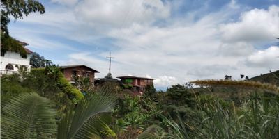 Casa Campestre ubicada a 5 minutos de Palestina. Ideal para hospedaje.

Consta de dos edificaciones

En una encontramos a nivel de calle un parquedero para 5 carros aproximadamente, y una oficina o local.

Bajando las escalas encontramos un apartamento de 3 habitaciones,dos baños, cocina con estufa, gas, pisos en ceramica.

La otro edificacion Tiene un mirador con terraza, cocina, baño, estufa, pisos en ceramica.

En el segundo piso encontramos un apartamento de tres habitaciones, dos baños, sala comedor, cocina abierta con estufa y extractor, pisos en ceramica, gas, ducha electrica.

En el primer piso estan los cimientos para construir otro apartamento.

Construccion en ladrillo a la vista, tiene pozo septico y letrina, dos redes de gas domiciliario, agua potable,energia.
