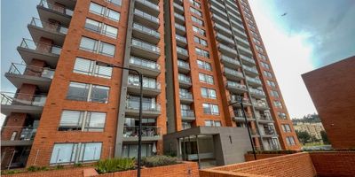 ¡Atención compradores y amantes de la vida moderna en Bogotá! ? codigo:  9486FR418✨ Vive la comodidad y el estilo en este espectacular apartamento en Conjunto PRATUM, ubicado en el exclusivo sector de Gratamira. Con 85.5 m² perfectamente distribuidos en un piso 16 con vista impresionante, esta propiedad es la oportunidad que estabas esperando para vivir el sueño de una vida en altura.
? Antigüedad: 6 años
? Área: 85.5 m²

Características de ensueño:


 3 habitaciones cómodas y luminosas
 2 baños modernos y terminados
 Espacio para sala y comedor, ideal para disfrutar en familia
 Balcón con vistas espectaculares de Bogotá
 Cocina Integral completamente equipada, diseñada para los amantes de la buena gastronomía
 Estudio perfecto para trabajar desde casa
 Zona de ropas independiente
 Depósito amplio y parqueadero privado


Además, en el Conjunto Pratum disfrutarás de amenidades exclusivas como: ? Piscina y Zonas humedas, ideal para relajarse
? Zonas verdes para paseos al aire libre
? Gimnasio completo
? Salón social para eventos y reuniones

? Ubicado estratégicamente Gratamira, Bogotá, con fácil acceso a centros comerciales como parque colina, almacenes de cadena, gandes superfices, clienicas, tiendas, restaurantes y transporte

? Todo lo que necesitas en un solo lugar. ¡El hogar de tus sueños está a solo un paso! ?

? Contáctanos para más detalles y agenda tu cita ahora para conocerlo en persona. ¡Este apartamento no durará mucho en el mercado! ?‍♂️?
