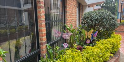 CODIGO: 9486FR425

¡Tu nueva casa te espera en Villas de Gratamira 2! ?

Ubicada en un conjunto exclusivo de Bogotá, esta casa de 4 pisos es el lugar perfecto para quienes buscan espacio, confort y elegancia. Aquí tienes todo lo que necesitas:


 167 m² distribuidos en 3 habitaciones, cada una diseñada para tu comodidad.
 4 baños modernos, listos para ofrecerte el máximo confort.
 Un espacio de sala-comedor amplio para reuniones familiares o con amigos.
 Cocina integral y zona de ropas funcional y bien equipada.
 Un patio interior privado para disfrutar de momentos al aire libre.
 Ventanas termoacústicas, que garantizan tranquilidad y aislamiento.
 2 parqueaderos con acceso directo a la casa, ¡comodidad total para tu vehículo!
 Además, el conjunto cuenta con salón social y gimnasio, para que disfrutes de eventos y te mantengas en forma sin salir de casa.


Ubicada en el barrio Gratamira, en una zona tranquila y segura de Bogotá, esta casa está en un estrato 5 y tiene todas las comodidades para que vivas de manera exclusiva.

No pierdas la oportunidad de conocerla, ¡es la casa que siempre has soñado! ?
