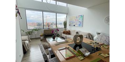 Codigo: 9486FR085

  ?✨ ¡Vive a otro nivel en este espectacular DÚPLEX en Pasadena! ?️? ¿Buscas espacio, comodidad y una vista despejada que te enamore? ¡Esta es tu oportunidad de vivir como siempre soñaste! ?

✅ Apartamento Dúplex | 168 m² | 4 habitaciones
✅ 3 baños | Estudio independiente | Chimenea ?
✅ Cocina integral estilo americano | Zona de ropas
✅ 4 balcones para disfrutar de una vista inigualable ?
✅ 3 parqueaderos privados ??? + depósito

? ¡Edificio full amenities!
?️‍♂️ Gimnasio | ? Zona infantil | ?️ Planta eléctrica total | ? Reserva de agua | ? BBQ | ? Parqueadero de visitantes

? Ascensores modernos (2) para mayor comodidad.

? Ubicación privilegiada en Pasadena - Bogotá, cerca de todo lo que necesitas: parques, restaurantes, supermercados y excelentes vías de acceso.

? Estrato 5 — ¡Listo para mudarte y empezar una nueva vida!

? ¡No dejes pasar esta oportunidad única de tener un apartamento que lo tiene TODO!
? Agenda tu visita hoy mismo y déjate sorprender. ¡Esta joya no estará disponible por mucho tiempo!

#ApartamentoEnVenta #DúplexDeEnsueño #VidaDeLujo #PasadenaBogotá #InversiónSegura #TuHogarIdeal
