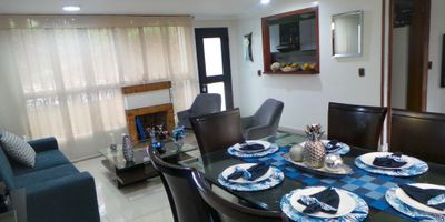 Codigo; 9486FR456

¡Descubre esta espectucal propiedad de tres niveles y sotano con acceso directo a dos parqueaderos privados! Con una distribución inteligente que maximiza el espacio y la comodidad, esta casa ofrece un estilo de vida incomparable. Disfruta de la luminosa sala y comedor, una cocina abierta que invita a la creatividad culinaria, un patio privado para tus momentos de relax y una zona de lavado independiente para tu conveniencia. Con 4 habitaciones, 3 baños, estudio y balcón privado, cada rincón está diseñado para el disfrute total. Además, su ubicación privilegiada cerca del Centro Comercial Parque Colina y colegios de prestigio garantiza una vida llena de comodidades. ¡No pierdas la oportunidad de vivir en el lugar perfecto! ¡Contáctanos ahora mismo para hacer de esta casa tu nuevo hogar!
