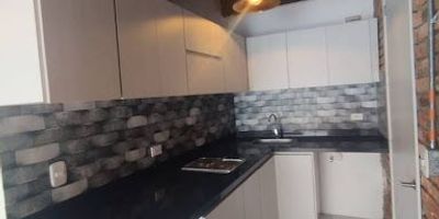 Hermoso aparta estudio de UN AMBIENTE, en piso 3, consta de cocina abierta con estufa eléctrica de dos quemadores, ESPACIO PARA LAVADORA PEQUEÑA, un baño, habitación con closet,  tipo loft, sin ascensor, edificio estilo industrial, NO CONJUNTO, SE UBICA EN BARRIO, acceso por escalera, NO GARAJE, NO TIENE GAS NATURAL, sin recepción, interior en diseño con acabado industrial muy vanguardista, a una cuadra al norte de la estación Cra. 90 de Transmilenio por la calle 80, comercio cercano, acceso directo a Transporte público, sector tranquilo.