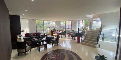 UN OASIS PRIVADO EN UNA DE LAS ZONAS MÁS VERDES DE LA CIUDAD: ESPECTACULAR CASA  DE TRES NIVELES EN SOTILEZA, CON ALTA PROYECCIÓN DE VALORIZACIÓN
Esta casa de tres niveles  y jardín privado se encuentra en el corazón de sotileza  dando  fáciles  conexiones a vías principales como la Av. Boyacá y Av. Suba . En conjunto cerrado con seguridad las 24 horas del día donde cada espacio ha sido diseñado para ofrecer comodidad absoluta, En donde nos recibe su imponente zona social, con ventanales de piso a techo de  doble altura donde cada espacio se llena de iluminación natural y  crea una sensación de libertad incomparable y se integra con el jardín, En el primer nivel disfruta de una sala social amplia y moderna, comedor independiente, detalles decorativos de alto nivel iluminación y distribución impecable. La cocina cerrada con isla En el segundo nivel, tres habitaciones , todas con baño privado. La suite principal es un verdadero refugio con un vestier generoso y un baño tipo spa.
En el te