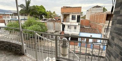 Vive la comodidad de este apartamento remodelado de 60 m² en el tercer piso de un edificio independiente en La Nueva Floresta, Cali, ideal para máximo dos o tres personas que buscan un hogar práctico con gastos controlados: los servicios de energía, agua y gas ya están incluidos en el canon. Cuenta con dos habitaciones, sala-comedor luminosa, cocina semi integral, baño moderno y zona de lavado, todo en un ambiente acogedor y bien ventilado, cerca de comercio, transporte público y parques.