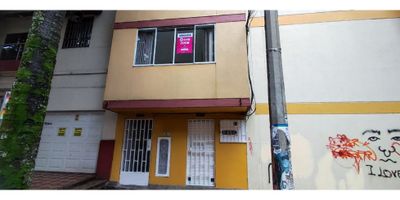 ✨ Arriendo Apartamento en La América – Medellín ?

? Detalles del Apartamento


 
 3 habitaciones amplias ?
 
 
 2 baños cabinados ?
 
 
 Sala y comedor independientes ?️?️
 
 
 Cocina integral con horno ?
 
 
 Balcón con buena ventilación ?
 
 
 Zona de ropas independiente ?
 


? Ubicación Estratégica – La América
El apartamento está ubicado en un sector residencial muy tranquilo, a una cuadra de la Av. San Juan, con cercanía a:


 
 Centro Comercial Viva Laureles ?
 
 
 Iglesia de La América ⛪
 
 
 Bodytech de la Av. 80 ?️‍♂️
 
 
 Centro Comercial La Gran Esquina
 


? Conectividad y Transporte
Moverse desde este punto es muy fácil:


 
 A una cuadra de la Avenida San Juan, con rutas de buses que conectan directamente con el Centro de Medellín, Estación San Javier del Metro, Laureles y Belén.
 
 
 Cercanía a la Avenida 80, con transporte continuo hacia el Sur (Laureles, Belén, Estación Aguacatala) y el Norte (Estación Caribe, Terminal del Norte, Robledo).
 
 
 Rutas de buses integradas al Metro en Estación Floresta y Estación San Javier ?.
 
 
 Fácil acceso a taxis y aplicaciones de movilidad ?.
 


? Colegios y Universidades Cercanas
La zona cuenta con una amplia oferta educativa de calidad:


 
 Institución Educativa La América ?
 
 
 Colegio Calasanz ?
 
 
 Colegio Corazonista
 
 
 Colegio La Presentación de La América
 
 
 Universidades cercanas: Universidad Pontificia Bolivariana (UPB) y Colegio Mayor de Antioquia, ambas a pocos minutos.
 


?️ Servicios y Comercio Cercano


 
 Viva Laureles y La Gran Esquina (centros comerciales con almacenes, supermercados y entretenimiento).
 
 
 Supermercados Éxito, D1 y tiendas de conveniencia.
 
 
 Bancos, farmacias, restaurantes y panaderías a pocas cuadras.
 


? Agenda tu visita y vive con comodidad en este apartamento en La América, con todo lo que necesitas a pocos pasos! ? 
