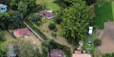 Finca en alquiler en la vereda San Bosco Marinilla. Cuenta con un area construida de 200 metros cuadrados y un area total de 1400 metros cuadrados. Tiene seis habitaciones, tres baños, cocina, sala comedor y zona de ropas. Incluye parqueadero para carro, parqueadero para moto, cuarto util y amplias zonas verdes con arboles frutales. Ideal para disfrutar de la naturaleza en un entorno tranquilo y agradable.