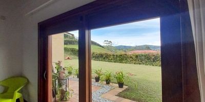 Hermosa finca con 3 cuartos cada uno con baño y vestier completos, baño social, tiene un gran salon comedor, cocina abierta, cochera con espacio para 2 carros, parqueadero con espacio para 5 carros, zonas verdes, cada cuarto tiene su propia puerta corrediza con acceso a zonas verdes, zona de ropas, cuarto util, casa muy iluminada, tiene servicio de luz EPM, aguas veredales con EPM, pipeta de gas de 100, una casa amplia y comoda

Predial anual: $980.000