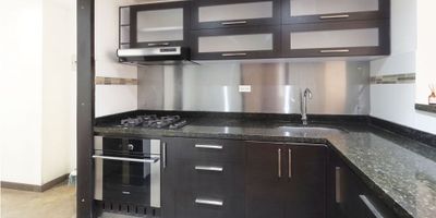 Apartamento moderno, amplio con buena iluminación, tercer piso.

Cuenta con tres habitaciones, un baño, cocina integral, sala-comedor, patio de ropas. un parqueadero. Ubicado en el centro de Sopó.

 
