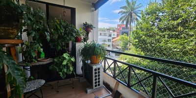 Apartamento en venta barrio El Peñon piso 3 con ascensor. Área 135 m2. Consta de dos habitaciones con closets, la principal con baño, balcón, sala, comedor, cocina, cuarto de servicio con baño, zona de ropas, baño de alcobas, dos parqueaderos en línea y depósito. El edificio tiene 28 apartamentos disribuidos en 6 pisos. Excelente ubicación cerca al parque, restaurantes, zona hotelera, supermercados.
