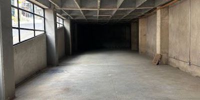 se alquila local ubicado en el sector de marinilla, la 34, sector comercial. cuenta con 200m2, se entrega en obra blanca. Su ubicación estratégica permite fácil acceso a rutas de buses integradas al metro, vías principales, cerca a supermercados, centros comerciales y otros servicios esenciales.