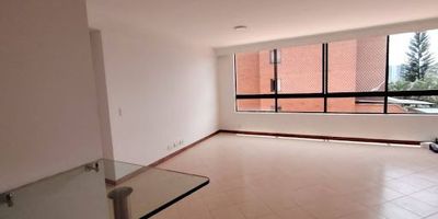 Apartamento disponible para arriendo en la asomadera, medellín. cuenta con un área de 72 m distribuidos en salón comedor, cocina integral abierta con gas de red, dos alcobas, dos baños, pisos en cerámica y garaje sencillo con un cuarto útil. está ubicado en unidad cerrada con portería las 24 horas y acceso a diferentes zonas comunes tales como ascensor, piscina, juegos infantiles y zonas verdes. Código de Abad Faciolince APA8974. Asesor Alexander Vanegas 3127571291. 