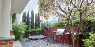 Hermosa casa de 350 mt2 construidos y 670 mt2 de lote ubicada en el sector de La Doctora en Sabaneta, en un sector que se caracteriza por su entorno tranquilo rodeado de naturaleza, cerca al Parque de Sabaneta y a supermercados.

En urbanización con amplias zonas verdes, juegos infantiles, salón social, piscina, jardines, lobby, placa polideportiva, sendero peatonal y vigilancia 24 horas.