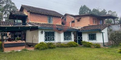 Arriendo hermosa casa con zona verde, sector los colegios, cuatro alcobas, cuatro closets, tres baños sencillos, un patio, cocina integral con red de gas. Arrienda Activos y Bienes, Inmobiliaria experta en administración y arrendamiento de apartamentos, casas, locales, bodegas y oficinas en el Oriente Antioqueño, Medellín y toda el área Metropolitana. Información sujeta a cambios. Las imágenes de muebles, enseres, decoración y demás elementos son una referencia.