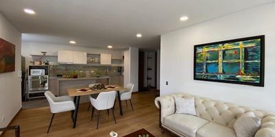 Codigo 19339. Descubre la oportunidad de vivir en un exclusivo apartamento de 124m² ubicado en el prestigioso Conjunto Residencial Bosque Sabana en Cajicá, un espacio diseñado para brindar confort, elegancia y calidad de vida. Al ingresar encontrarás un acogedor hall de entrada que conecta con la amplia sala-comedor, perfecta para compartir en familia, además de un estudio ideal para trabajar o estudiar desde casa. Dispone de 3 habitaciones con excelente iluminación natural, 4 baños modernos, cocina integral equipada con acabados de primera, y pisos en laminado y porcelanato que resaltan su estilo contemporáneo. El inmueble incluye 2 parqueaderos y depósito privado para mayor comodidad. El conjunto ofrece exclusivas amenidades como salón comunal, cancha múltiple, piscina, zona de juegos infantiles y amplias zonas verdes que invitan al descanso y la recreación. ¡Vive la exclusividad y tranquilidad que mereces en Cajicá!