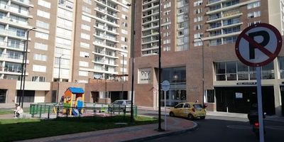 EXCELENTE INVERSION, Apartamento rentando, cuenta con sala-comedor, cocina integral, balcón de uso exclusivo, zona de ropas, sala de estar, habitación principal con baño, dos habitaciones auxiliares y un baño auxiliar, 1 parqueadero cubierto, seguridad, con excelentes zonas comunes y amenidades como Business center - Zona de comercio - Gimnasio - Golfito - Juegos infantiles - Sala de lectura - Salón de juegos - Salón comunal - Jacuzzi - Sauna - Turco - Zonas húmedas - Zona BBQ - Zonas verdes - Ascensores - Lobby Car - Oficina de administración - Parqueadero visitantes - Portería y recepción - Cuarto de basuras - Cuarto de bombas - Subestación Eléctrica Total, también tiene un bussiness center, agradables senderos para caminar, trotar o salir a pasear con las mascotas, se encuentra ubicado en una zona céntrica de la capital . Tiene importantes vías de acceso