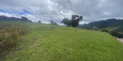 Excelente lote ubicado en La Calera, uso residencial sobre vía principal, cerca a colegios y supermercados. Gran oportunidad.