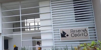 Descubre la comodidad y elegancia en este encantador apartamento de 2 habitaciones y 1 baño. Con una distribución inteligente que maximiza sus 54.77 metros cuadrados, este espacio se convierte en el escenario perfecto para crear momentos inolvidables. Su ubicación privilegiada ofrece acceso a una amplia gama de servicios y comodidades, convirtiéndolo en el hogar ideal para quienes buscan calidad de vida. Vive la experiencia de residir en este lugar único que te brinda confort y estilo en cada rincón. ¡Bienvenido a tu nuevo hogar! Parqueadero comunitario.