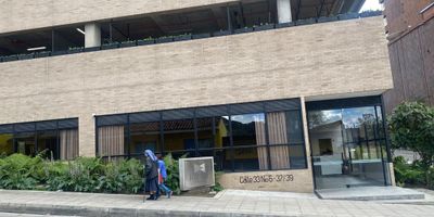  Lindo apartaestudio de 53 Mts. cerca al centro comercial San Martin del Centro Internacional,  con excelente luz natural,  piso 12. Consta de espacio para alcoba,  2 baños, espacio para sala comedor, cocina integral con estufa eléctrica, zona de ropa amplia e independiente, balcón, garaje en sótano y depósito. Viene encortinado con Black out y romana, piso en Madera laminada. Edificio cuenta con zona para BBQ, gimnasio, parque interno, salon comunal