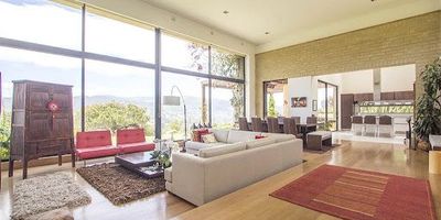 Casa finca rodeada de naturaleza, incrustada en la montaña con arboles nativos y jardines. magnifica construccion con buenos acabados y bien iluminada, vita inigualable sobre Sopo con multiples opciones de acceso, ubicado a 800 metros al norte de la portería trasera del Club La Pradera