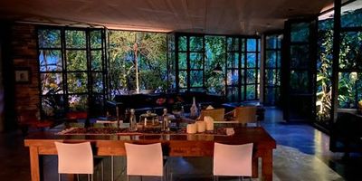 Apartamento disponible para arriendo en provenza, el poblado. cuenta con un área total de 271 m² distribuidos en salón comedor, cocina integral abierta con gas de red, cuatro baños, tres alcobas, alcoba y baño de servicio, pisos en cemento pulido, doble altura, zona de ropas y parqueadero para dos vehículos con cuarto útil. está ubicado en unidad cerrada con portería las 24 horas y acceso a diferentes zonas comunes tales como ascensor y zonas verdes. tambien se encuentra disponible para arrendar como oficinas. Código de Abad Faciolince APA8976. Asesor Ricardo Velez 3206648834