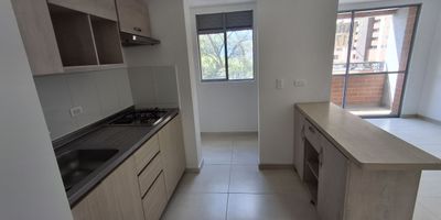 Apartamento en arriendo en Itaguí, Sector Ditaires. Consta de 62 mts, 2 alcobas, alcoba principal con vestier y baño privado, alcoba aux. Con closet, estudio amplio, baño social, cocina integral con barra americana, zona de ropas, red de gas, calentador, sala comedor con salida al balcón. Unidad con portería 24 horas y zonas comunes, piscinas, juegos infantiles, sauna, cancha de squash, turco, salón social, parqueaderos visitantes, zona de mascotas y ruta alimentadora del metro al frente de la unidad.