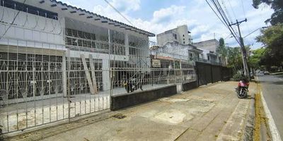 Naranjo Inmobiliaria Ltda, arrienda casa  Avenida 4N -47A-21 piso 1, a 15 minutos del aeropuerto. cerca a centros comerciales, clinicas, estaciones del Mio. Cuenta con excelente distribucion ventilacion e iluminacion natural. Consta de 1 antejardin enrejado, sala comedor, 5 habitaciones, 4 closets, 3 baños, 1 estudio, 1 sala de star, zona de oficios, 2 patios de lluvias, cocina con red de gas natural, 2 garages, servicios independientes, agenda tu cita 3169472528- 3175580093- 3157075676- 3167050331- 3157200137-6028816567