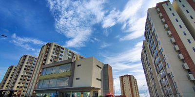 Hermoso apartamento en obra gris, cuenta con dos habitaciones amplias y bien iluminadas, sala-comedor, dos baños, excelente ventilación e iluminación natural en todas las áreas, ubicado en un edificio que brinda amenidades como piscina, gimnasio dotado, salón social ideal para reuniones y parqueadero privado con acceso seguro, en una zona estratégica cerca de servicios, transporte y comercios, ideal para quienes buscan calidad de vida, tranquilidad y confort en un solo lugar.