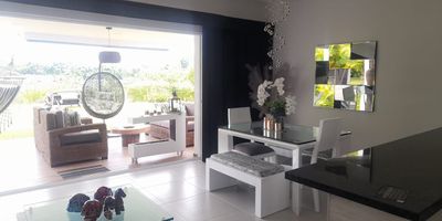 Casa Campestre en arriendo en Condina en unidad cerrada cerca a supermercados de cadena, rutas de transporte público y servicios complementarios de la zona. Cuenta con salacomedor, pisos en cerámica, tres habitaciones, tres baños, jacuzzi, cocina integral en mesón de mármol, estufa, calentador a gas y zona de ropas. La unidad pose de cuatro parqueaderos con cuarto útil, zonas verdes, circuito cerrado de tv, vigilancia y portería las 24 horas. Inmueble sujeto a verificación de disponibilidad.