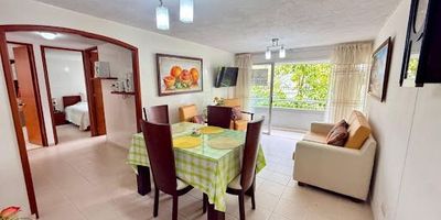 Se vende hermoso apartamento ubicado en cañaveral, con un área de 64 mtrs2, estrato 4, libre de todo gravamen, listo para mudarse. Consta de 3 habitaciones con closet, 2 baños, cocina integral, sala comedor, hall de tv y un parqueadero cubierto. Incluye aire acondicionado, cortinas y lámparas, todo en excelente estado. El conjunto cerrado cuenta con salon social, gimnasio, sauna, piscina y cancha. Una excelente oportunidad para vivir o invertir en un espacio cómodo, seguro y bien ubicado.