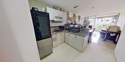 Apartamento en venta de 68m2, con vista exterior, ubicado en un 5to piso (Torre B Apto 513), acceso por ascensor, parqueadero propio cubierto (21) y depósito (33). Consta de 2 habitaciones, 2 baños, sala comedor, cocina integral, estudio y zona de lavandería. Tiene piso cerámico en todas sus zonas. El Conjunto cuenta con vigilancia privada las 24 horas. Cerca a almacenes de cadena como Ara y D1; Vías de acceso por la calle 11 oeste Vr Admon (Revísalo con tu buyer). ID-35285958226
