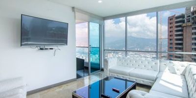 Hermoso apartamento en sector de Aves María, cerca al centro comercial, supermercados , restaurantes, fácil acceso a medios de transporte público, 140 m2, distribuidos en 3 alcobas, 2 baños completos, baño social, cocina abierta , alcoba de servicio con baño completo, 2 balcones. 2 parqueaderos y cuarto útil. Unidad completa con juego infantiles , piscina, gimnasio, salón social, cancha de squash y zonas verdes.