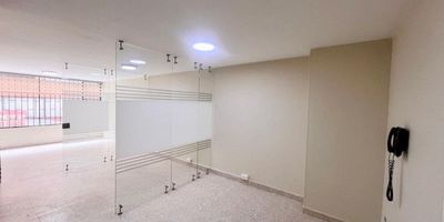 Arriendo oficina funcional, ubicado en el exclusivo sector del Retiro, norte de Bogotá. 62M2, perfectamente distribuidos y separados con divisiones para adaptarse a diversas necesidades profesionales, dispone de espacio para cafetería, 1 baño privado para mayor comodidad, acceso a baños comunes adicionales dentro del edificio para clientes y personal, espacio cómodo y bien iluminado para recibir visitantes. Un parqueadero para los usuarios que de desplazan en vehículo, acceso directo desde el ascensor al inmueble, vigilancia 24/7 con monitoreo para la tranquilidad de todos los visitantes. Para más información y agendar una cita, no dudes en contactarme.