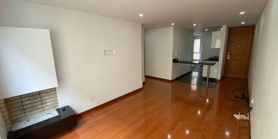 Hermoso apartamento en arriendo ubicado en la localidad de Usaquén Barrio Santa Barbara, cuarto piso con vista interior, con un área privada de 58mts2 y 63mts2 área construida , con excelente ubicación cerca de avenidas principales como son la Calle 116, Calle 127, Calle 100, Cra 15, Cra 9, con facilidad al transporte público cerca de zonas comerciales ,almacenes de cadena, restaurantes, entretenimiento, zonas verdes. Cuenta con una muy buena iluminación natural, 2 habitaciones, baño social y baño privado, sala comedor, cocina integral tipo americano abierta,  junto con su zona de ropas, dos parqueaderos en servidumbre cubiertos y deposito. El conjunto cuenta con salón social  y vigilancia 7/24. Cod: 4974