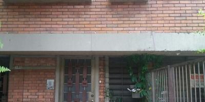 Apartamento en 2 piso sin ascensor iluminado fresco con ventanas grandes sala  comedor cocina semi integral zona de oficio dos alcobas con closet un baño  en antejardin con reja.