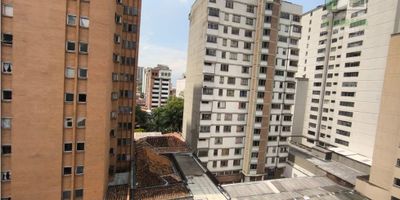 VENDO APARTAMENTO EN EL CENTRO DE MEDELLIN 
 $270.000.000 
 CODIGO 3449 
 - 2 ALCOBAS 
 - 3 CLOSET 
 - 1 BAÑO CABINADO 
 - SALA COMEDOR 
 - COCINA INTEGRAL 
 - RED DE GAS 
 - PISO EN CERAMICA 
 - OCTAVO PISO 
 - PARQUEADERO CUBIERTO PARA CARRO 
 - AIRE ACONDICIONADO 
 - EDIFICIO CON PORTERIA 24H, ASCENSOR Y SHUT DE BASURAS 
 - A DOS CUADRAS DE LA ORIENTAL, DETRAS DE LA AV LA PLAYA, A UNA CUADRA DEL PARQUE DEL PERIODISTA 
