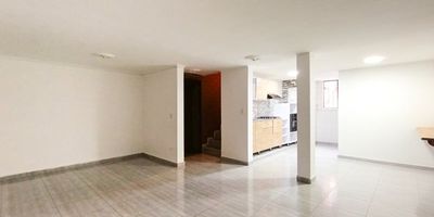 Disfruta esta acogedora casa en arriendo en el sector de Loma de los Bernal. Con un área de 110 mts aprox., esta propiedad cuenta con 3 alcobas, 3 closets y 4 baños cabinados. Sus espacios, que incluyen sala, comedor, biblioteca, hall y balcón, están diseñados para tu comodidad. La cocina es integral mixta y el piso es en cerámica. Además, la unidad residencial te ofrece portería 24 horas, juegos infantiles, salón social, jacuzzi y piscina para un estilo de vida completo. Parqueadero privado cubierto sencillo.