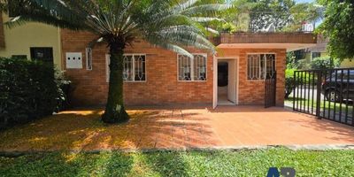 Casa en arriendo en Medellín, Belén Fátima, 100 m2, 3 habitaciones, sala comedor en el primer piso, parqueadero, piso en cerámica, antejardín, sector muy central y tranquilo. muy buenas rutas de acceso y transporte. cerca de Unicentro, universidad pontificia bolivariana, clínica de occidente. Contacto juan Cardona 3176418589