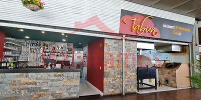 Descubre el local Urbano Perfecto en El Poblado, Medellín!
Descripción: Excelente rentabilidad $12´000.000, precio de oportunidad avaluado en $1.800´000.000.
¿Buscas un espacio que combine la comodidad, la conveniencia y la elegancia?Presentamos este excepcional local ubicado en el exclusivo barrio de El Poblado, en la prestigiosa Avenida Las Palmas de Medellín.Con un área: local de 57.32 m2 más 53.47 de mezanine, 123.53 m2 de terraza y 10 m2 de bodega, este local es el lienzo en blanco perfecto para plasmar tus ideas y transformarlo en el espacio de tus sueños. Cuenta con un salón, un baño y una cocina integral mixta que te brindarán la funcionalidad que necesitas.Imagina disfrutar de los privilegios de vivir en una de las zonas más codiciadas de la ciudad, con colegios cercanos y excelente transporte público a tu alcance. Déjate cautivar por los pisos de cerámica y madera, que aportan un toque de elegancia y calidez.Pero eso no es todo, este local también cuenta con un balcón y una t