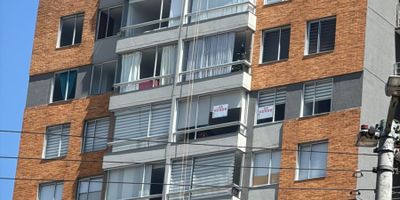 Increible oferta, se vende espectacular apartamento con dos habitaciones y espacio para construir la tercera o un estudio, piso laminado, calentador a gas, cuenta con 2 garajes cubiertos independientes, por lo que se puede vender sólo con 1 por valor de 305millones negociables, hermosa vista a la ciudad, a 10 minutos caminando del centro comercial santafe, del portal del norte, del exíto de la 170, vías de acceso como la 183 que conecta con la boyaca, autopista norte, carrera 7ma. Al lado del edificio hay comercio como panaderia, fruver, droguería y surtimax. PRECIO NEGOCIABLE