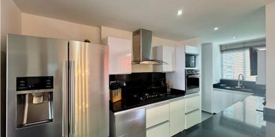 UBICADO EN UNA DE LAS ZONAS MAS TRANQUILAS Y RESIDENCIALES D ENVIGADO, ESTE APARTAMENTO OFRECE UNA COMBINACIÓ  PERFECTA DE CONFORT, DISEÑO Y ENTORNO NATURAL. CUENTA CON AMPLIOS ESPACIOS ILUMINADOS, DISTRIBUCIÓN FUNCIONAL Y UNA VISTA EXCEPCIONAL EL APARTAMENTO DE 120 METROS CONSTRUIDOS  ESTA COMPUESTO DE SALA Y COMEDOR INDEPENDIENTES, COCINA MODERNA , AREA DE ROPAS INDEPENDIENTE, ALCOBA DEL SERVICIO, TRES ALCOBAS, DOS BAÑOS COMPLETOS MAS SOCIAL Y UN ESTAR FAMILIAR CON BIBLIOTECA INTEGRADA PERFECTO PARA QUIENES TRABAJAN DESDE CASA.
LA UNIDAD SE DESTACA POR SU MODERNIDAD, EXCELENTES ZONAS COMUNES: PISCINA, GIMNASIO, TURCO, SALON SOCIAL, JUEGOS INFANTILES Y SENDEROS RODEADOS DE NATURALEZA.
GRACIAS A SU PRIVILEGIADA UBICACIÓN, LE PERMITE ESTAR CERCA DE TODO LO QUE USTED Y SU FAMILIA NECESITAN, COMERCIO, COLEGIOS, IGLESIAS Y CLINICAS.
IDEAL PARA QUIENES DESEEN UN HOGAR ACOGEDOR, Y LA COMODIDAD DE VIVIR EN UN SECTOR DE ALTA VALORIZACIÓN.
