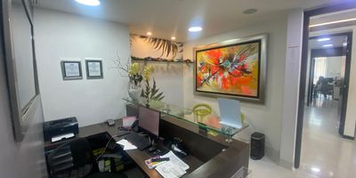 Consultorio en venta en torre médica cerca a una gran oferta de servicios complementarios de salud, fácil salida hacia principal y acceso desde la av. el poblado. Piso en baldosa, 3 espacios, 1 baño, cableado de red, techo cielo raso, aire acondicionado central, área de recepción, área de procedimientos y parqueadero cubierto  Edificio con ascensor, vigilancia y portería 24 horas, citófono, bahía de parqueo, auditorio, baños comunales, y parking visitantes con costo. inmuebles sujetos a verificacion de disponibilidad