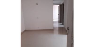 ¡El hogar que siempre has soñado está a tu alcance! Se trata de un hermoso apartamento ubicado en Mosquera, Cundinamarca, con una excelente ubicación y todos los servicios al alcance. Con una amplia área de terreno de 55 M2, y una construcción de la misma medida, este apartamento es ideal para familias jóvenes o parejas en busca de su primer hogar.

Disfruta de un ambiente tranquilo y seguro en un espacio de 55 M2 totalmente privado, con 3 acogedoras alcobas donde podrás descansar plácidamente. Además, cuenta con 2 baños completos para mayor comodidad. ¡No tendrás que preocuparte por dejar a tus mascotas atrás, ya que este apartamento admite la compañía de tus amigos peludos!

Con una hermosa vista desde su balcón, podrás disfrutar de lindos atardeceres mientras tomas una taza de té o compartes con tus seres queridos. En su interior, encontrarás clósets espaciosos en cada una de las alcobas, un práctico hall de alcobas que puede ser utilizado como estudio o sala de estar, y una puerta de seguridad para tu tranquilidad y la de tu familia.

Dentro del conjunto residencial, tendrás acceso a una amplia gama de áreas sociales, perfectas para realizar actividades al aire libre o compartir con amigos y vecinos. También encontrarás colegios y universidades cercanos para la educación de tus hijos, portería y recepción para tu seguridad, una zona infantil para el entretenimiento de los más pequeños, y amplias zonas verdes ideales para pasear o hacer ejercicio.

Además, podrás disfrutar de las instalaciones deportivas para mantenerte en forma, un club house y club social donde podrás hacer eventos y reuniones con amigos, y una zona comercial con todos los servicios que necesitas sin tener que salir del conjunto residencial.

No pierdas esta oportunidad de adquirir un hermoso apartamento en el lugar perfecto, con todas las características y comodidades que buscas. ¡Contáctanos ahora para más información y agenda una visita para conocer tu 