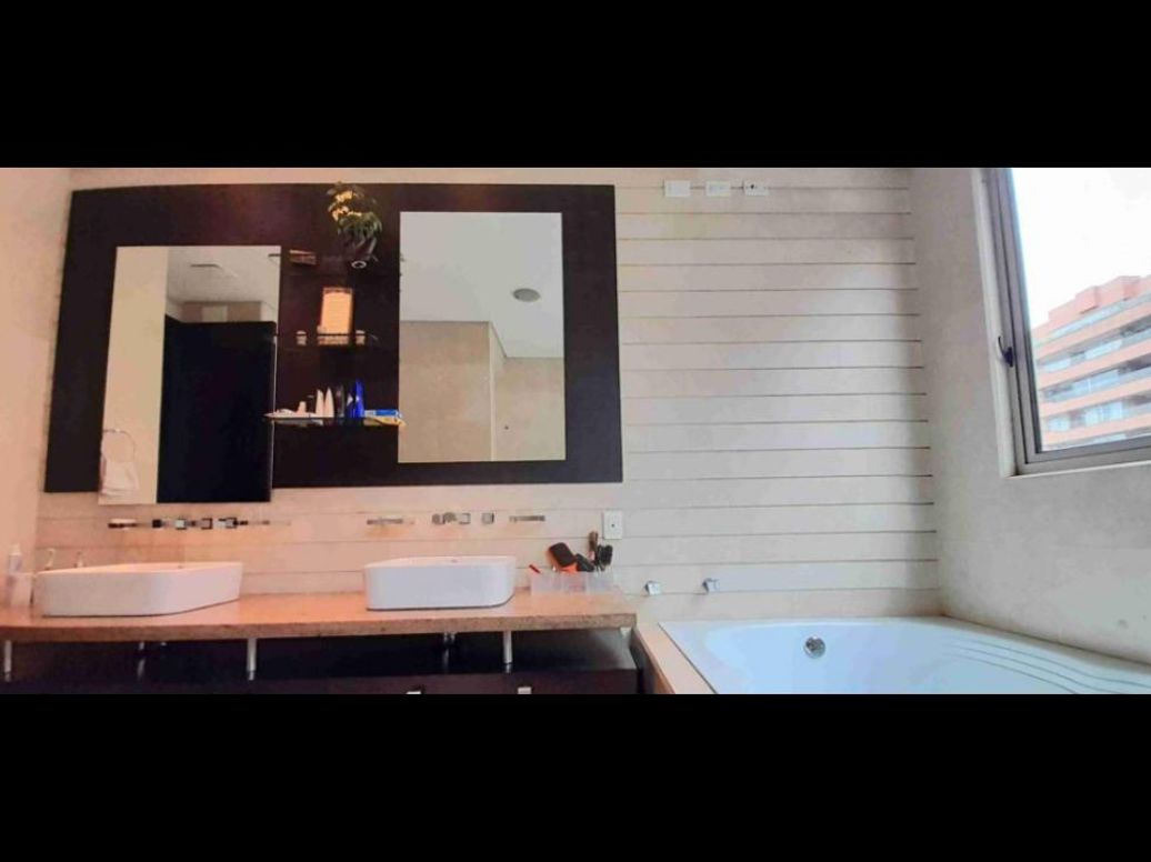Apartamento de 3 alcobas en venta en Los Rosales, Bogotá, 300 m² · foto 13 de 20