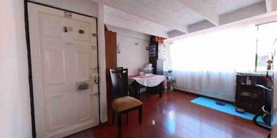 En venta, se encuentra una propiedad ubicada en el Conjunto Residencial Avenida del Mirador II en Engativá Centro, Bogotá D.C. El inmueble cuenta con 2 habitaciones, 1 baño, cocina integral, cuarto de lavado, despensa y 2 plazas de aparcamiento. Construido en 1994, en excelente estado de conservación y con una superficie total de 47m², esta propiedad ofrece accesibilidad para adultos mayores y personas con discapacidad. Además, cuenta con servicios de área recreativa, servicio de mantenimiento, seguridad nocturna y salón de eventos. Ubicado en un quinto piso, con una ubicación estratégica en Calle 64 #112B-82, este inmueble es ideal para quienes buscan comodidad y seguridad en un entorno residencial. Con gastos comunes de $90,000, esta propiedad es una excelente oportunidad de inversión.
