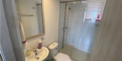  ¡ENCUENTRA TU HOGAR PERFECTO EN CHÍA, CUNDINAMARCA! ?

¡Te presentamos una excelente oportunidad para vivir o invertir! Este encantador apartamento de 56 M2 está ubicado en un cuarto piso con vista interior, ideal para quienes buscan tranquilidad. Cuenta con una distribución cómoda y funcional: 2 habitaciones, 2 baños, una luminosa sala-comedor, cocina y zona de lavandería. Además, dispone de parqueadero comunal. (Ten en cuenta que es un 4to piso sin ascensor).

Por tan solo $240.000.000 COP y una administración de $160.000 COP, podrás disfrutar de una ubicación estratégica en el Conjunto Naranjos. Estarás cerca de la Calle 10, con fácil acceso a Centros Comerciales como Centro Chía, y rodeado de almacenes de cadena como Jumbo y lugares icónicos como Andrés Carne de Res. La cercanía al Terminal de Transportes de Chía, colegios y universidades asegura que tendrás todo a tu alcance.

El conjunto te ofrece una calidad de vida superior con beneficios increíbles: piscina para relajarte, zonas verdes y espacio para niños, un salón comunal y, lo más importante, vigilancia privada 24/7 para tu total tranquilidad.

¡No dejes pasar esta inversión!

Llama ahora mismo para agendar tu visita. ¡Tu nuevo hogar te espera!
