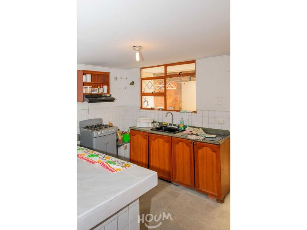 Casa de 6 alcobas en venta en Santa Barbara, Bogotá, 250 m² · foto 2 de 17