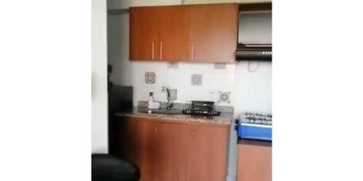 ¡OPORTUNIDAD IMPERDIBLE EN KENNEDY, BOGOTÁ D.C.! 

¡Descubre este apartamento ideal para tu familia o como inversión! En las Torres de Castella, este cómodo apartamento de 45 M2 se encuentra en un 5to piso con ascensor y ofrece una agradable vista exterior. Cuenta con 2 habitaciones, 1 baño, sala-comedor, cocina y zona de lavandería. Además, tendrás la comodidad del parqueadero comunal. Su ubicación es inmejorable y te conecta con toda la ciudad gracias al fácil acceso a vías principales como la Avenida Ciudad de Cali y la Avenida Américas. Estarás a minutos de Centros Comerciales como Ciudad Tintal y rodeado de almacenes de cadena como Éxito, D1 y Ara.

El conjunto te ofrece una calidad de vida superior con beneficios de lujo: un Gimnasio para mantenerte activo, un salón de juegos, salón comunal, zonas verdes y espacio para niños. Todo esto, con la tranquilidad de la vigilancia privada 24/7.

¡TODO ESTO POR UN PRECIO INCREÍBLE!
Precio de Venta: $190.000.000 COP
Administración: $191.000 COP

 ¡No dejes que se te adelanten! Agenda tu visita hoy mismo y asegura tu futuro hogar.
